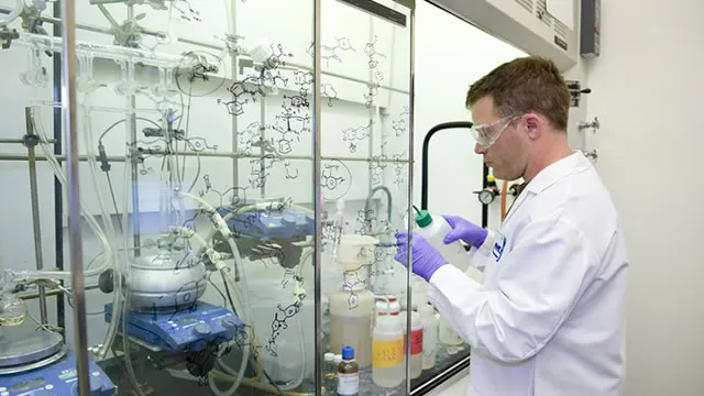 AMGN Beats on Q2 Earnings, Lifts Outlook Despite Legacy Drug Pressure