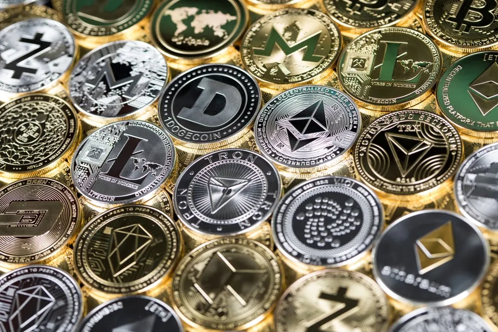 Bitcoi, Ethereum, Dogecoin Hold Unchanged on Friday but XRP Dips 2%